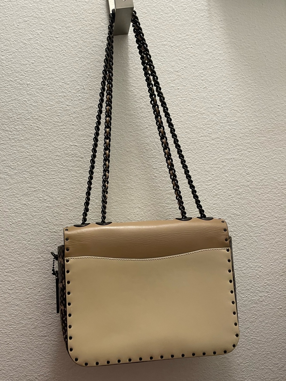 Coach Beige and Tan Leather Shoulder Bag with Floral Turnlock - Picture 2 of 5